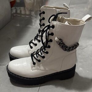 UNIONBAY White Combat Boots with Chain Accent